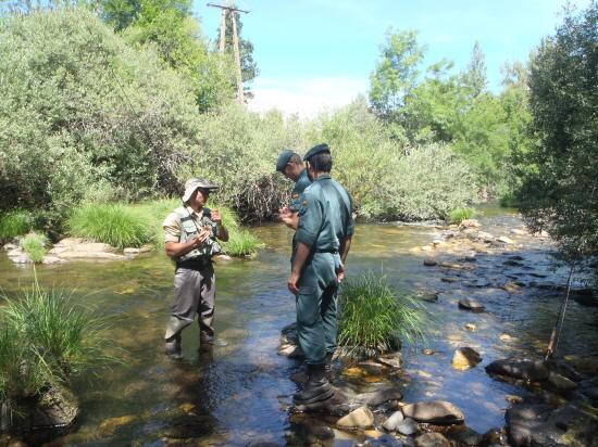 SEPRONA, vigilancia a píe de río.
