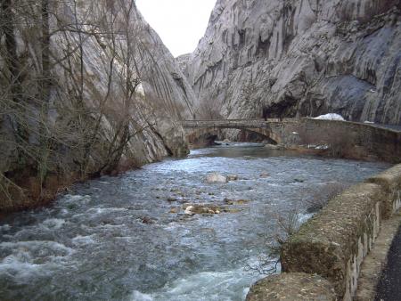 Desmantelan la presa de las Hoces de Vegacervera.