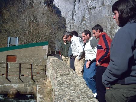 Desmantelan la presa de las Hoces de Vegacervera.