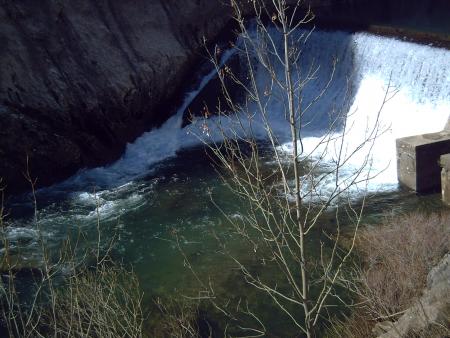 Desmantelan la presa de las Hoces de Vegacervera.